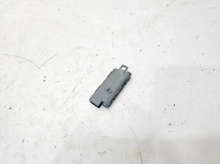 WZMACNIACZ ANTENY AUDI A3 8P LIFT 3-DRZW 8P3035225B
