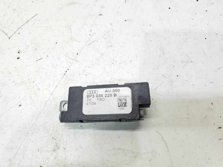 WZMACNIACZ ANTENY AUDI A3 8P LIFT 3-DRZW 8P3035225B