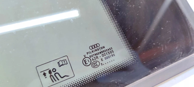 SZYBA KAROSERYJNA PRAWY TYŁ POD LISTWĘ CHROM AUDI A3 8V3 3 DRZWI 2012R