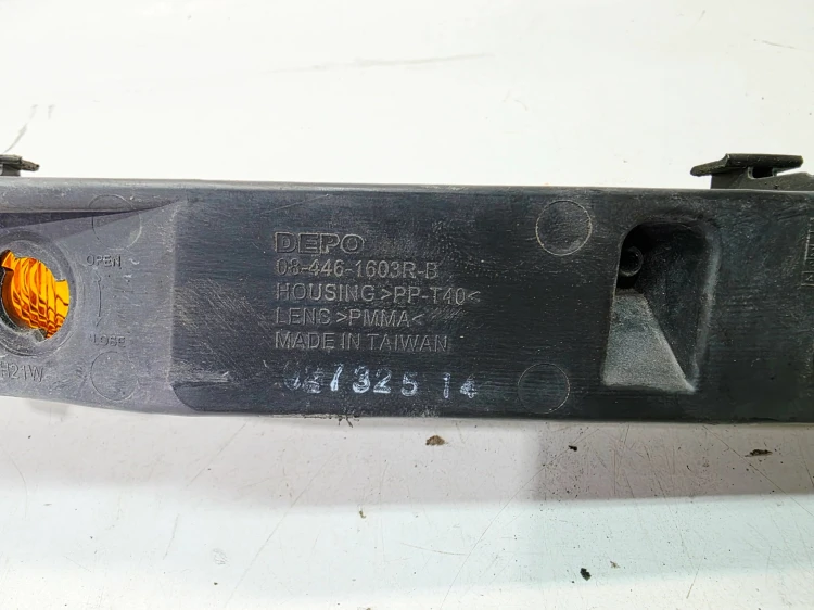 KIERUNKOWSKAZ ZDERZAKA PRAWY AUDI Q7 4L 4L0953042