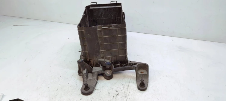 PODSTAWA AKUMLATORA AUDI A3 8P VOLKSWAGEN SEAT SKODA 1K0915333B