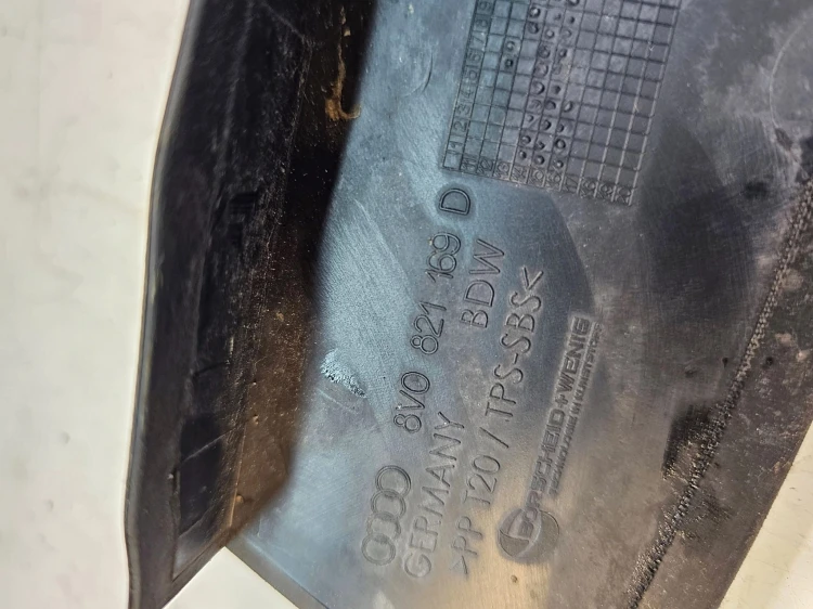 WYGŁUSZENIE BŁOTNIKA LEWE AUDI A3 8V SEDAN 8V0821169D