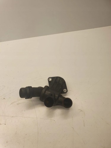 OBUDOWA TERMOSTATU AUDI VW 2,0 TFSI 06D121111G