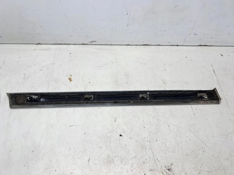 LISTWA Z BŁOTNIKAI LEWY AUDI A3 8P LY9C 8P3853699C