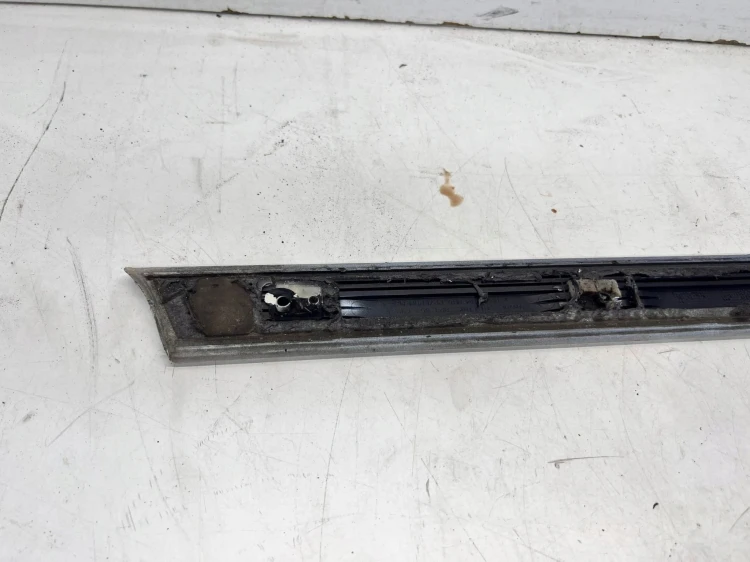 LISTWA Z BŁOTNIKAI LEWY AUDI A3 8P LY9C 8P3853699C