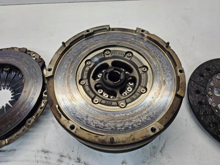 SPRZĘGŁO KOŁO DWUMAS AUDI A4 A5 TFSI TDI 0B1105266AN