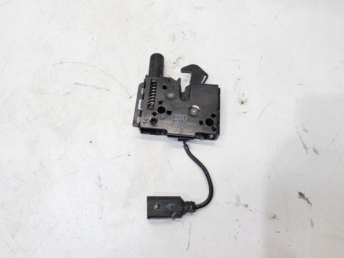 ZAMEK MASKI RYGIEL Z PASA PRZEDNIEGO AUDI A4 B9 A5 8W 8W0823509
