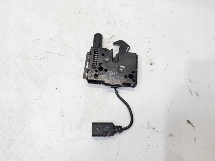 ZAMEK MASKI RYGIEL Z PASA PRZEDNIEGO AUDI A4 B9 A5 8W 8W0823509