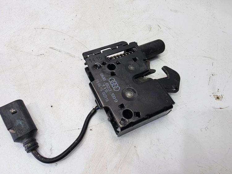 ZAMEK MASKI RYGIEL Z PASA PRZEDNIEGO AUDI A4 B9 A5 8W 8W0823509