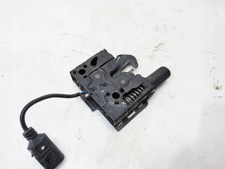 ZAMEK MASKI RYGIEL Z PASA PRZEDNIEGO AUDI A4 B9 A5 8W 8W0823509