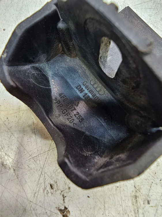 WSPORNIK UCHWYT ZDERZAKA AUDI A6 C6 4F0807255