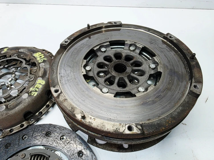 KOŁO DWUMASOWE SPRZĘGŁO AUDI A4 B8 A5 2.0 TDI TFSI 0B2105266S 8/26