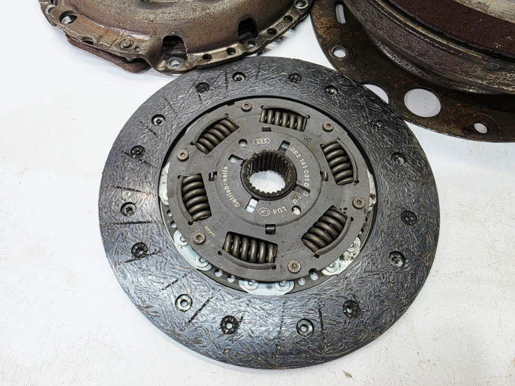 KOŁO DWUMASOWE SPRZĘGŁO AUDI A4 B8 A5 2.0 TDI TFSI 0B2105266S 8/26