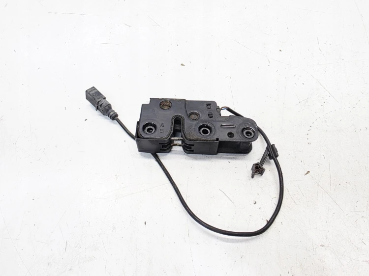 ZAMEK MASKI RYGIEL Z PASA PRZEDNIEGO AUDI A4 B8 A5 8T Q5 8K0823509