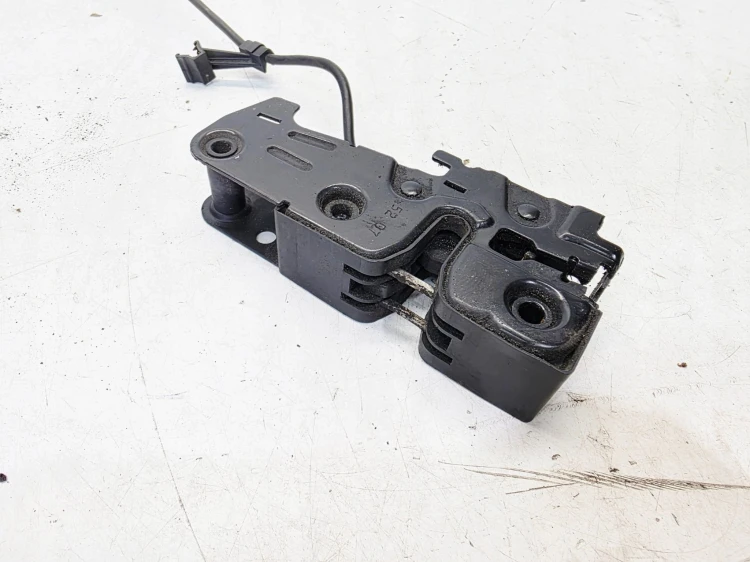 ZAMEK MASKI RYGIEL Z PASA PRZEDNIEGO AUDI A4 B8 A5 8T Q5 8K0823509