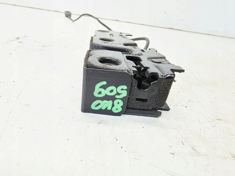 ZAMEK MASKI RYGIEL Z PASA PRZEDNIEGO AUDI A4 B8 A5 8T Q5 8K0823509