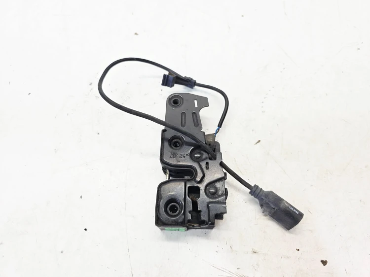 ZAMEK MASKI RYGIEL Z PASA PRZEDNIEGO AUDI A4 B8 A5 8T Q5 8K0823509