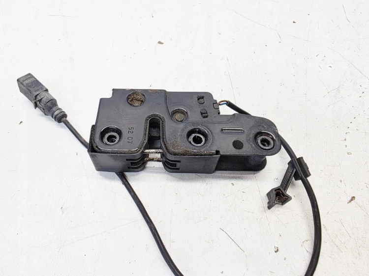 ZAMEK MASKI RYGIEL Z PASA PRZEDNIEGO AUDI A4 B8 A5 8T Q5 8K0823509