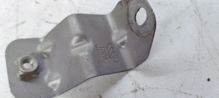 UCHWYT WSPORNIK BŁOTNIKA AUDI A4 B9 8W0821471