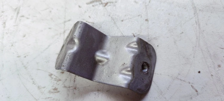 UCHWYT WSPORNIK BŁOTNIKA AUDI A4 B9 8W0821471