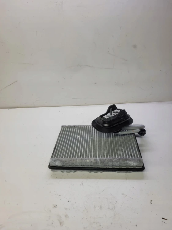 PAROWNIK SKRAPLACZ KLIMATYZACJI CHŁODNICA AUDI A4 B9 A5 8W HH017001