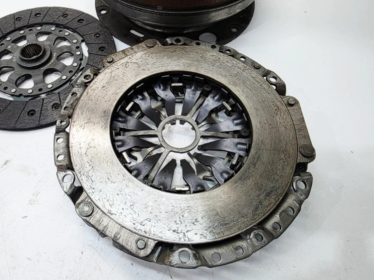 KOŁO DWUMASOWE SPRZĘGŁO AUDI A4 B8 A5 2.0 TDI TFSI 415034410 3/26
