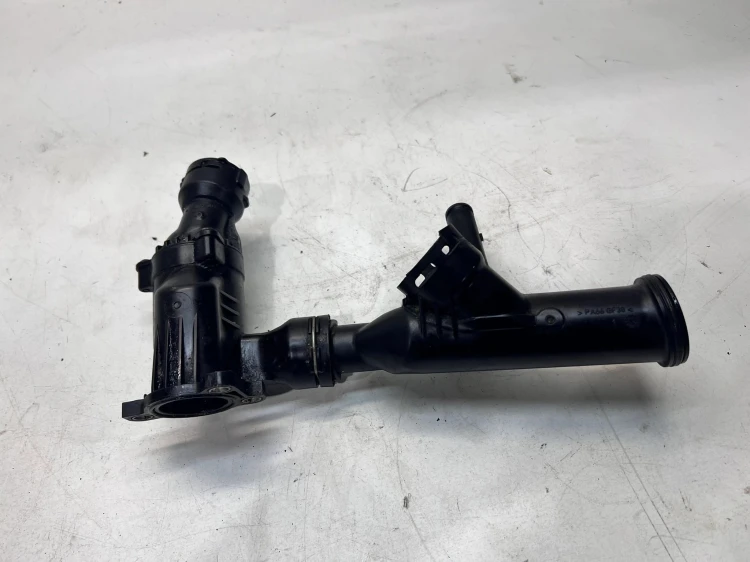 OBUDOWA TERMOSTATU AUDI A4 B9 A5 2.0 TDI 04L121111H