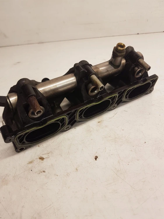 KOLEKTOR SSĄCY AUDI A4 B7 A6 C6 3.2 FSI 06E133110J