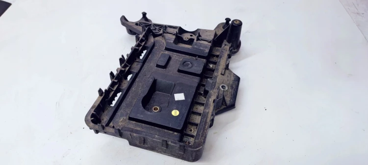 PODSTAWA AKUMULATORA AUDI A3 Q3 1K0915333H