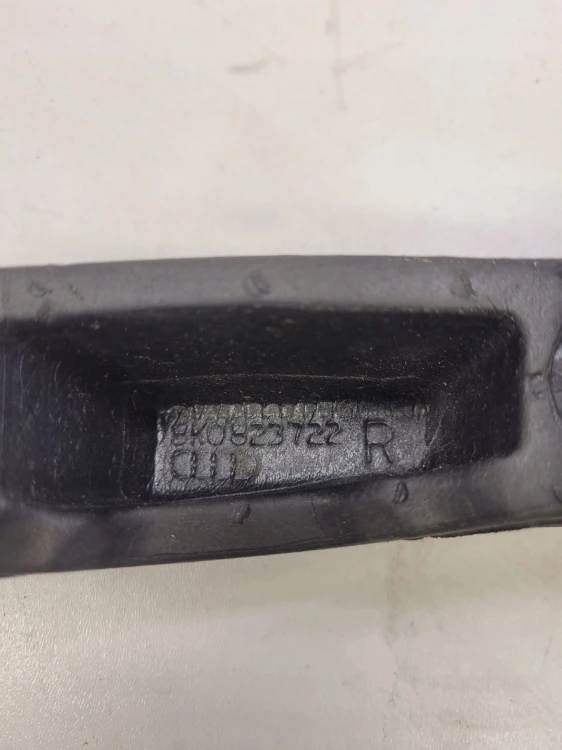 WYGŁUSZENIE BŁOTNIKA PIANKA AUDI A4 B8 8K0823722R
