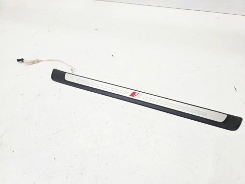 LISTWA PROGOWA PRAWY PRZÓD S LINE LED AUDI A3 8V SEDAN 8V4947418