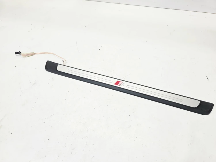 LISTWA PROGOWA PRAWY PRZÓD S LINE LED AUDI A3 8V SEDAN 8V4947418