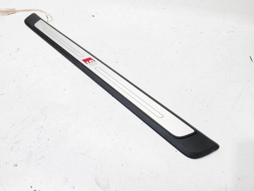 LISTWA PROGOWA PRAWY PRZÓD S LINE LED AUDI A3 8V SEDAN 8V4947418