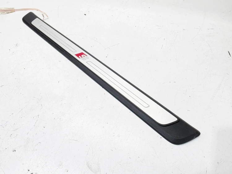 LISTWA PROGOWA PRAWY PRZÓD S LINE LED AUDI A3 8V SEDAN 8V4947418