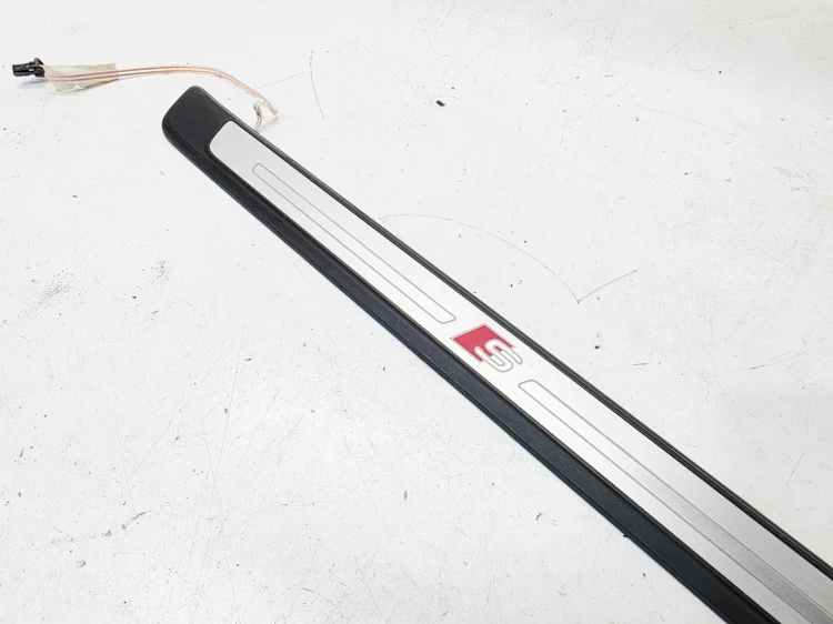 LISTWA PROGOWA PRAWY PRZÓD S LINE LED AUDI A3 8V SEDAN 8V4947418