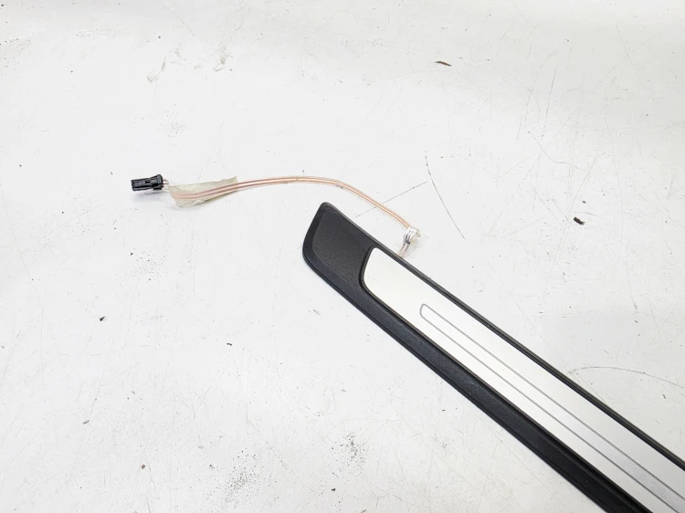 LISTWA PROGOWA PRAWY PRZÓD S LINE LED AUDI A3 8V SEDAN 8V4947418