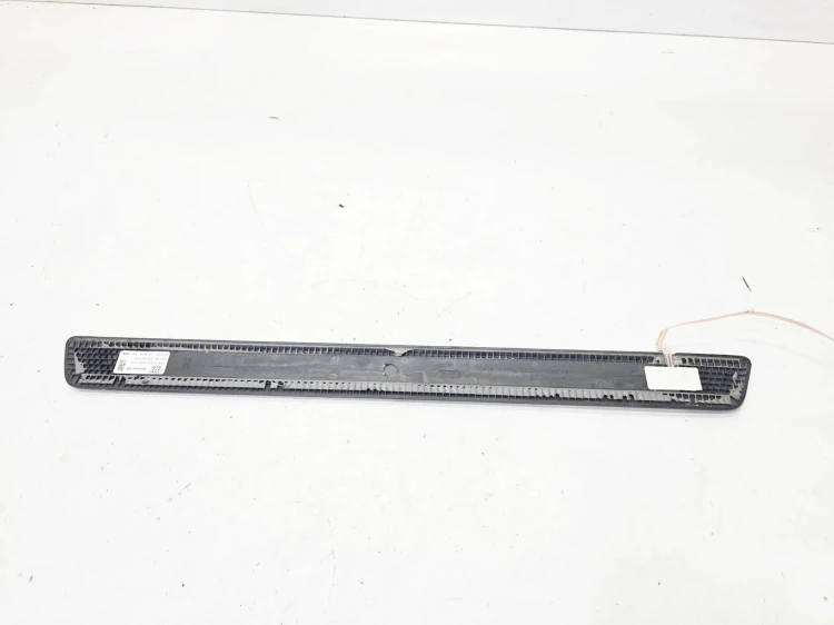 LISTWA PROGOWA PRAWY PRZÓD S LINE LED AUDI A3 8V SEDAN 8V4947418