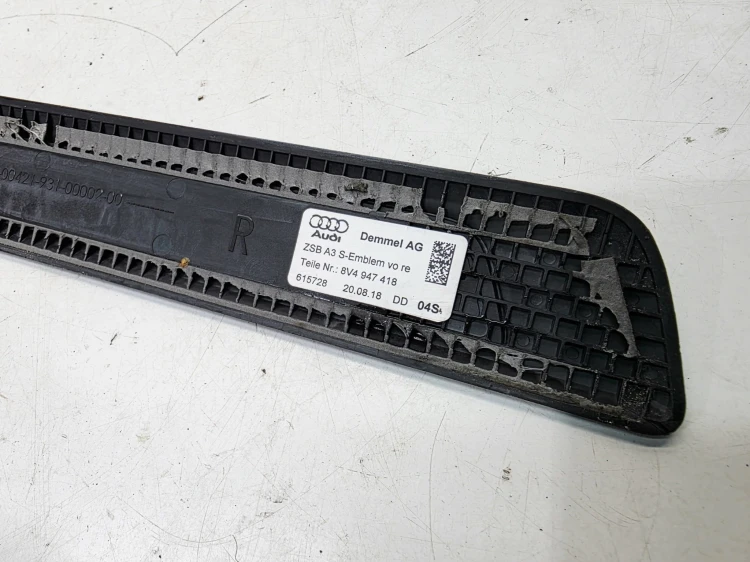 LISTWA PROGOWA PRAWY PRZÓD S LINE LED AUDI A3 8V SEDAN 8V4947418
