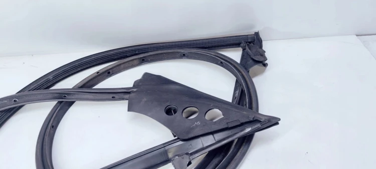 USZCZELKA DRZWI PRAWA AUDI A5 8T COUPE 8T0837912