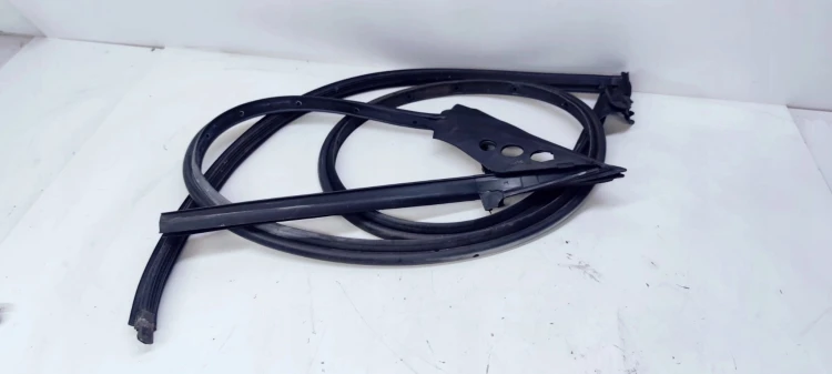 USZCZELKA DRZWI PRAWA AUDI A5 8T COUPE 8T0837912