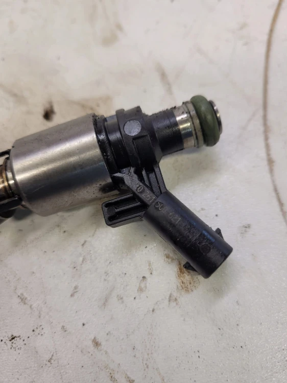 WTRYSK WTRYSKIWACZ AUDI A4 A5 2.0 TFSI 0261500621