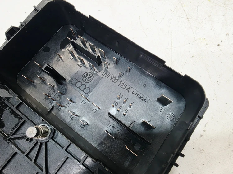 SKRZYNKA BEZPIECZNIKÓW AUDI VOLKSWAGEN SEAT SKODA 1K0937125A