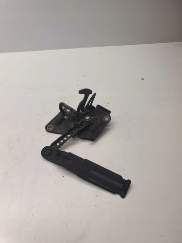 ZAMEK MASKI RYGIEL AUDI A6 C5 4B0823480F