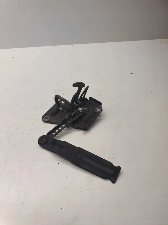 ZAMEK MASKI RYGIEL AUDI A6 C5 4B0823480F