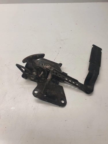 ZAMEK MASKI RYGIEL AUDI A6 C5 4B0823480F
