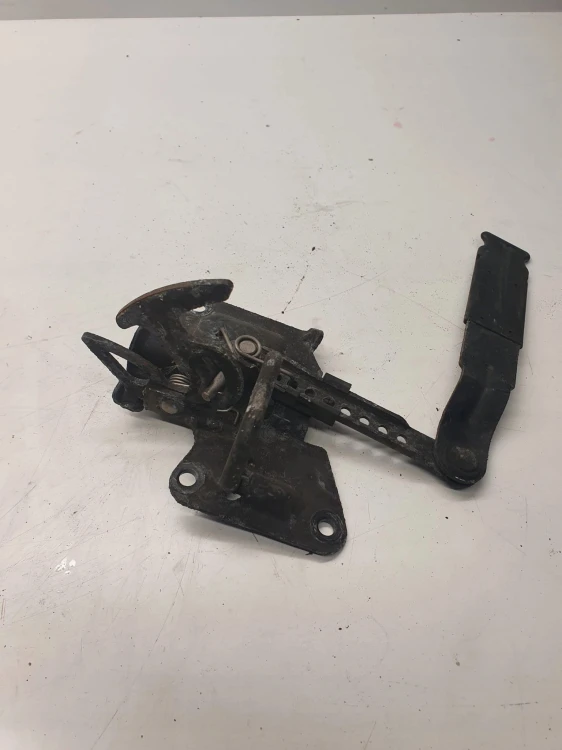 ZAMEK MASKI RYGIEL AUDI A6 C5 4B0823480F