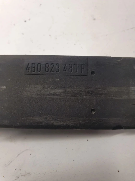 ZAMEK MASKI RYGIEL AUDI A6 C5 4B0823480F