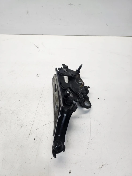 ZAWIAS MASKI LEWY AUDI A3 8V LIFT 8V0823301F