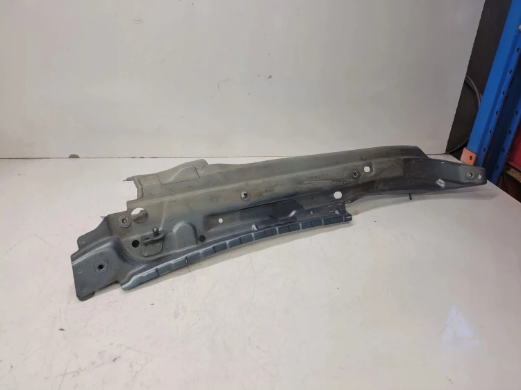 MOCOWANIE BŁOTNIKA PRAWE AUDI Q7 4L0805158A