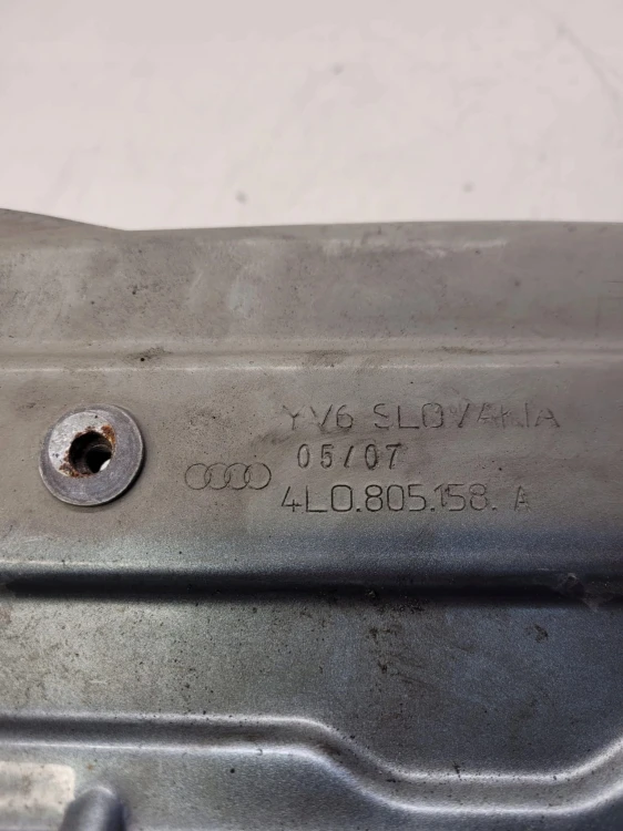 MOCOWANIE BŁOTNIKA PRAWE AUDI Q7 4L0805158A